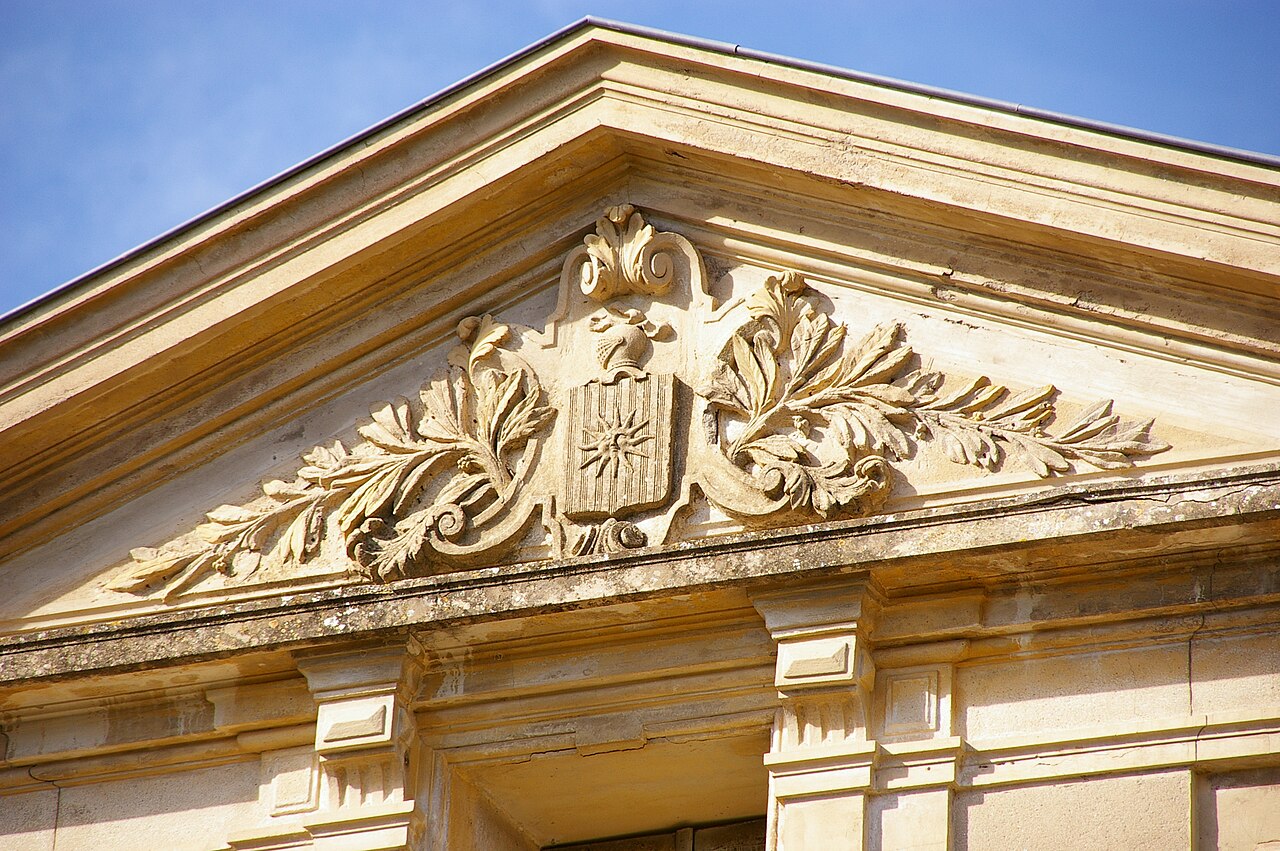 Fronton sculpté du château de Bocaud à Jacou