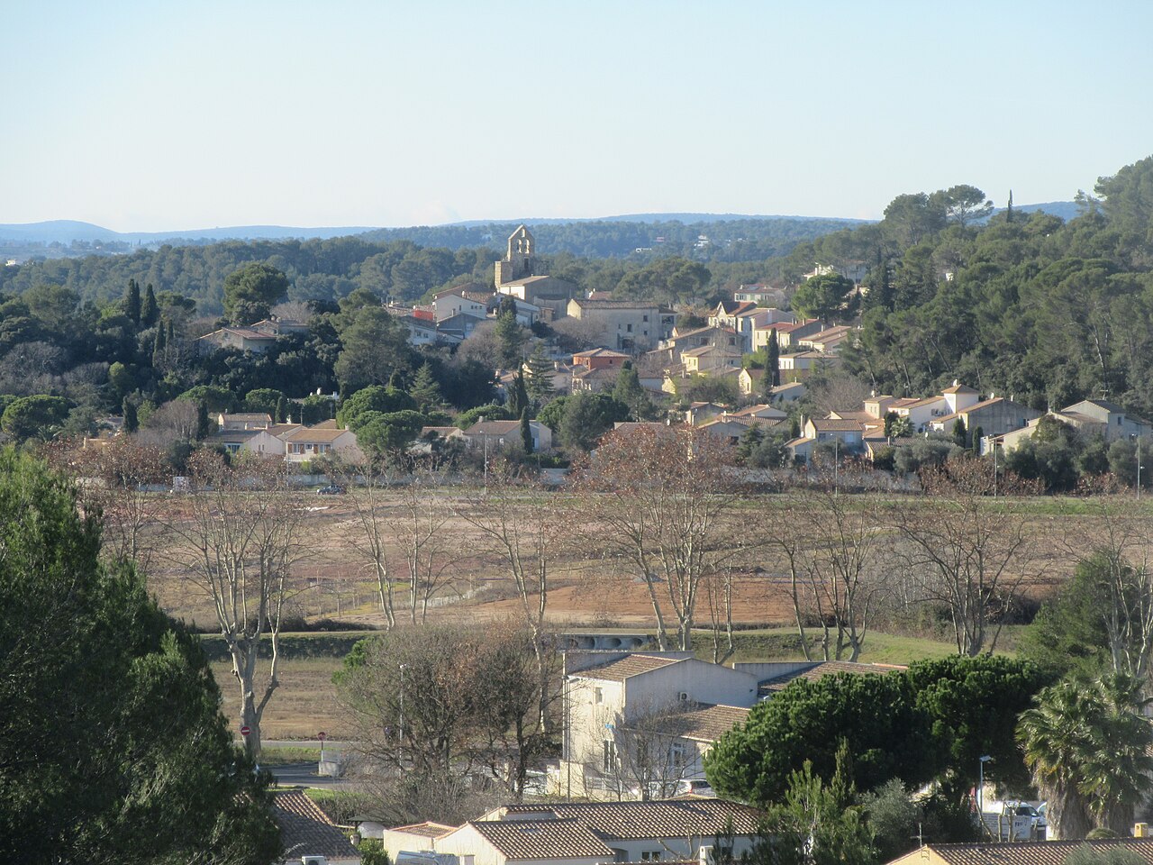 Vue panoramique sur le village de Jacou et son clocher depuis le chemin de Bellevue