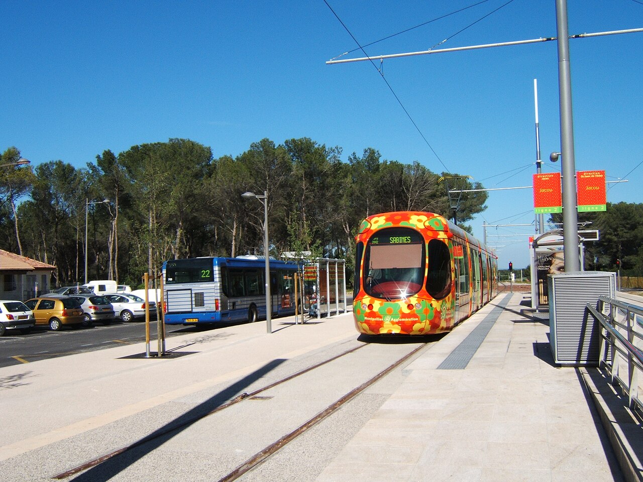 Tramway de la ligne 2 et bus de la ligne 22 au terminus de Jacou