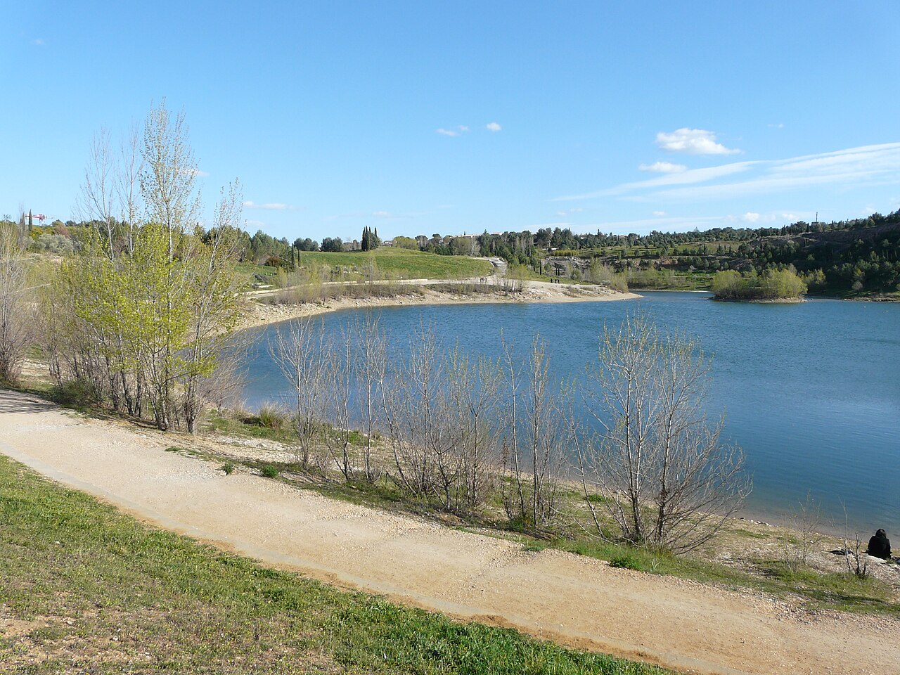 Chemin de promenade au bord du lac du Crès