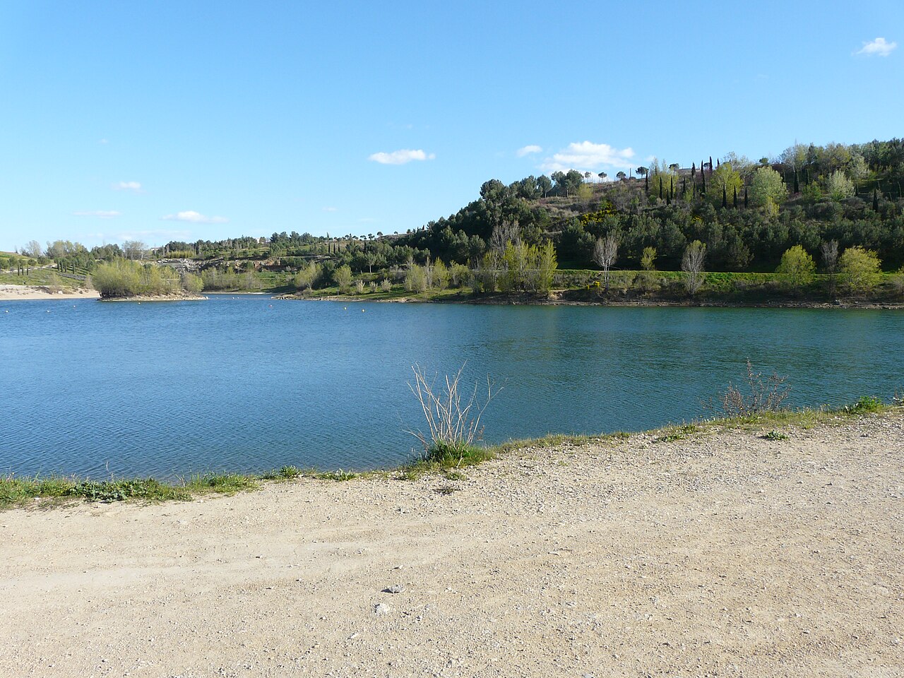 Le lac du Cr&egrave;s entour&eacute; de verdure
