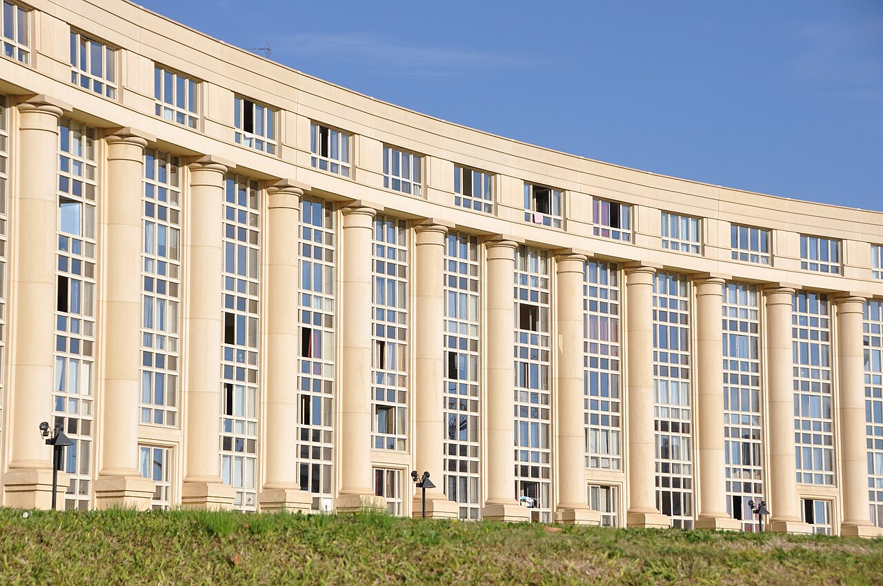 Façade à colonnes du quartier Antigone à Montpellier