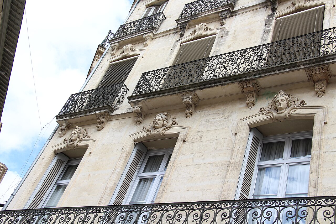Façade ancienne à balcons rue de la Loge, dans l’Écusson à Montpellier