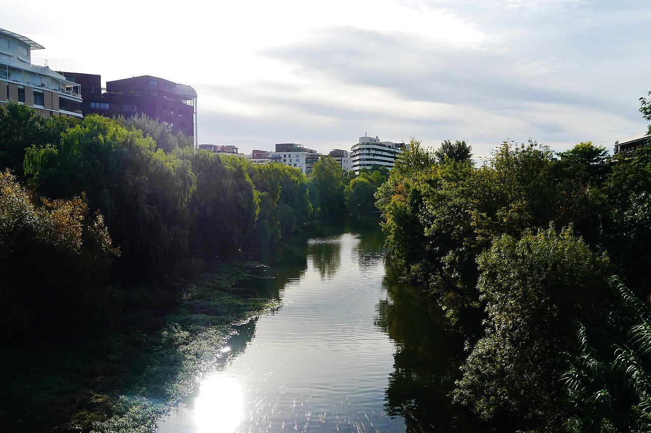 Le Lez et les résidences récentes du quartier Port Marianne à Montpellier