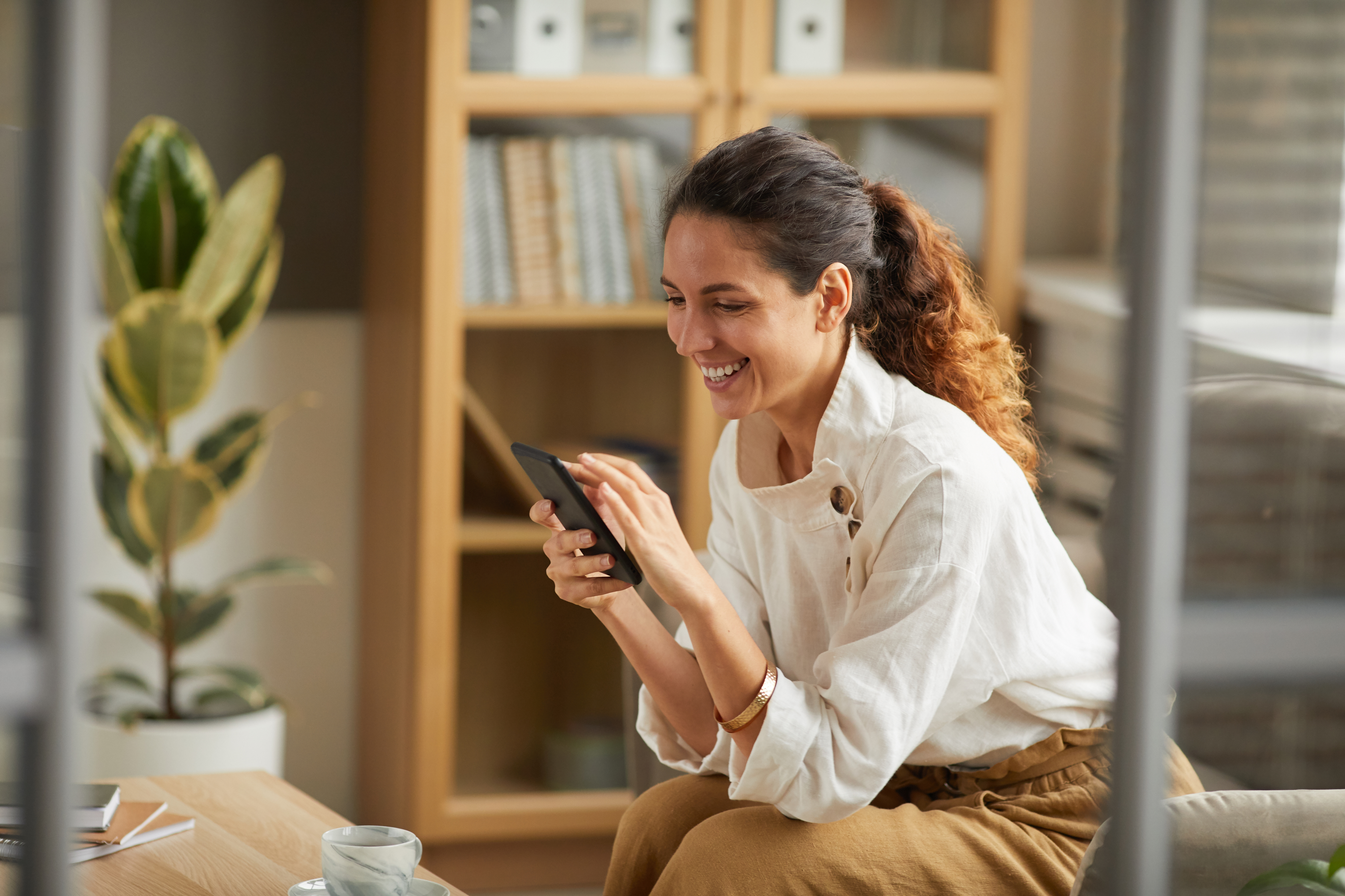 propritaire dans son appartment au telephone