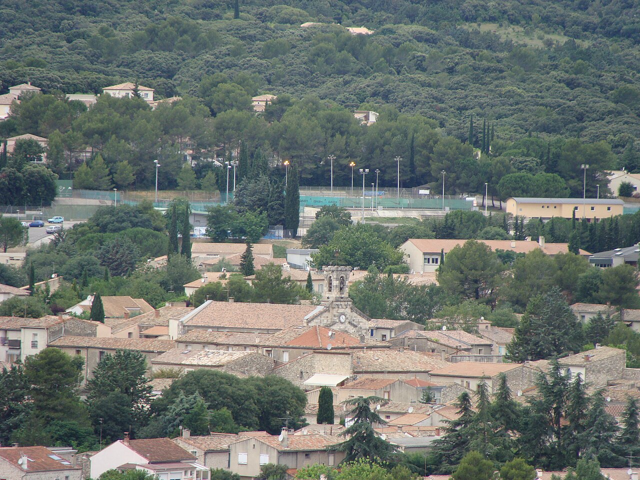 Le centre de Saint-Gély-du-Fesc et son clocher au milieu des toits