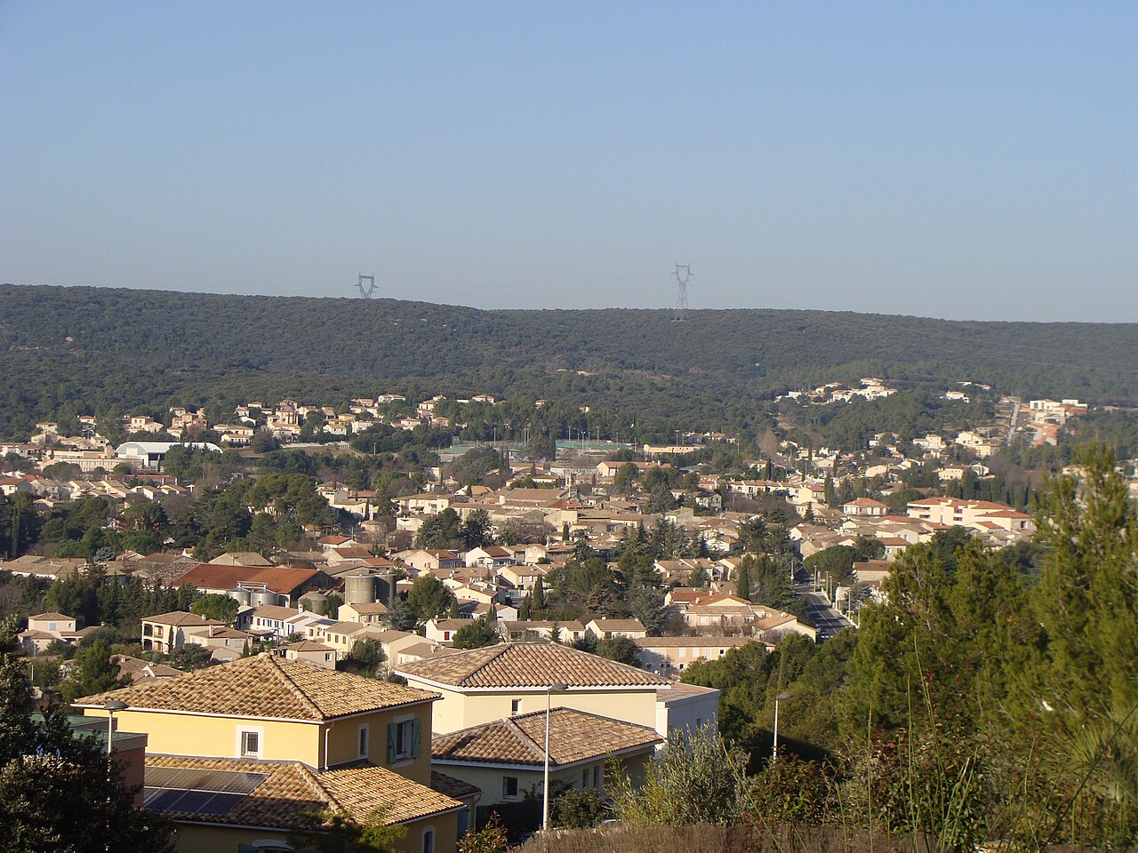 Vue panoramique sur les quartiers r&eacute;sidentiels de Saint-G&eacute;ly-du-Fesc et les collines de garrigue